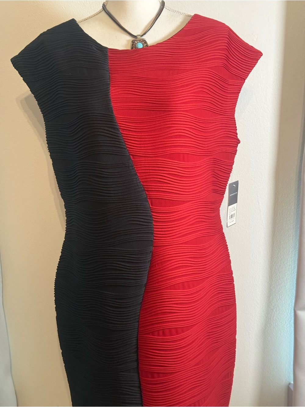 Donna Ricco Red and Black Textured Midi Sheath Dress